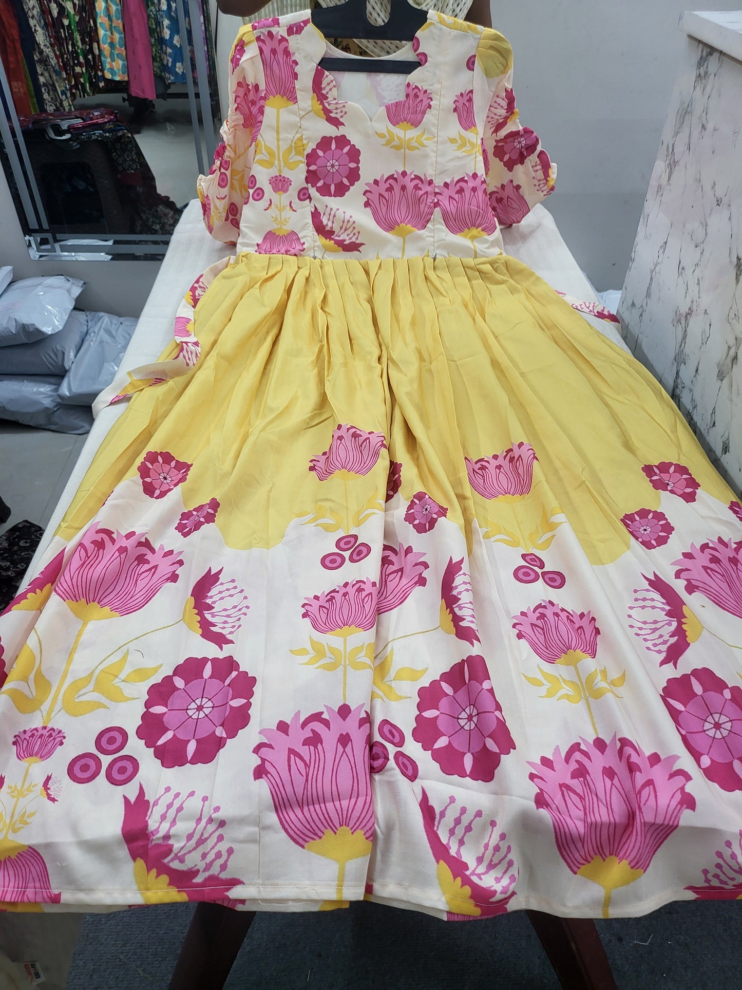Feeding yellow floral 1pc